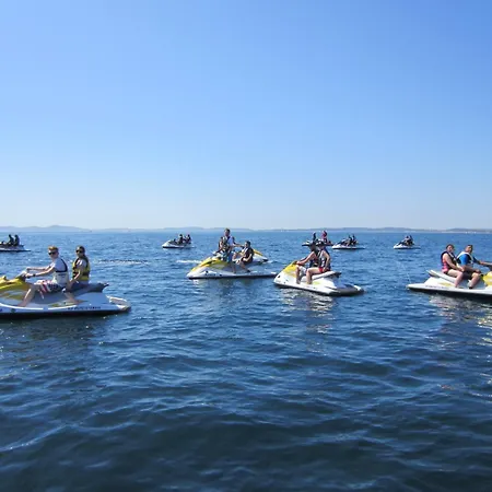Les Voiles D'azur 홀리데이파크 라론드레모레